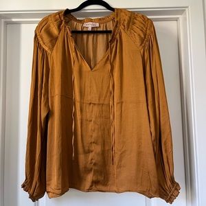 💛GORGEOUS yellow gold pleated peasant top